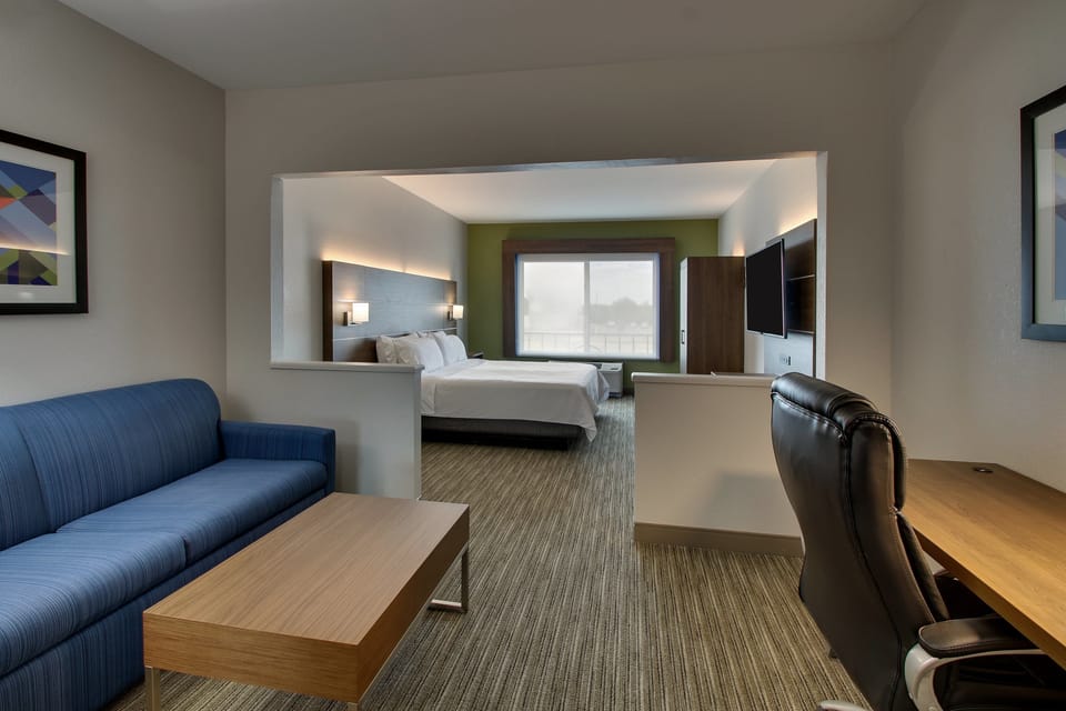 Suite, 1 King Bed | In-room safe, desk, blackout drapes, iron/ironing board