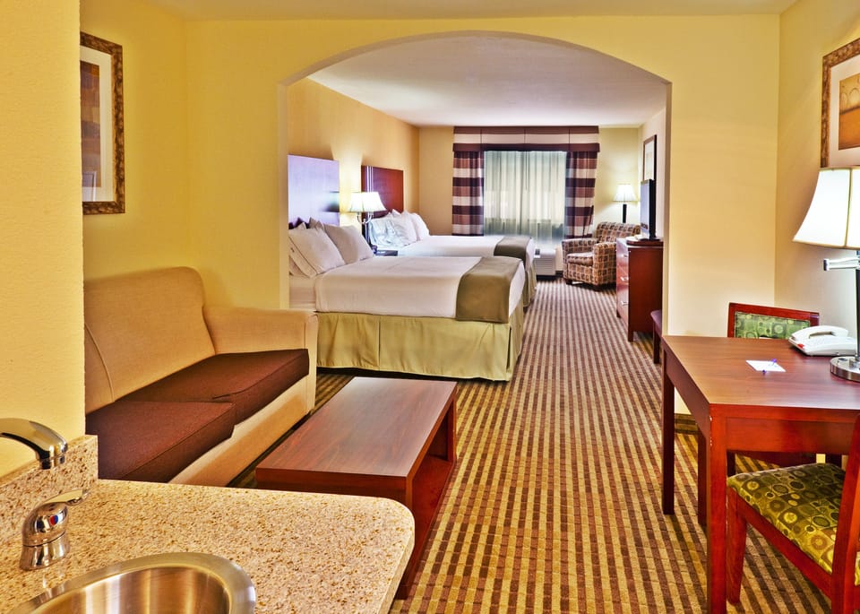 In-room safe, desk, iron/ironing board, cribs/infant beds