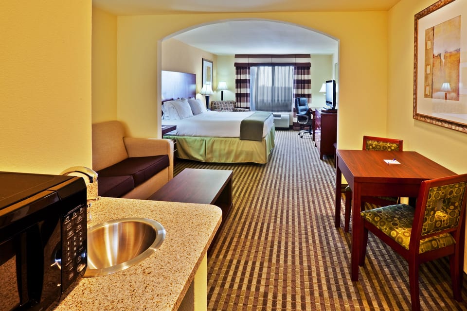 In-room safe, desk, iron/ironing board, cribs/infant beds