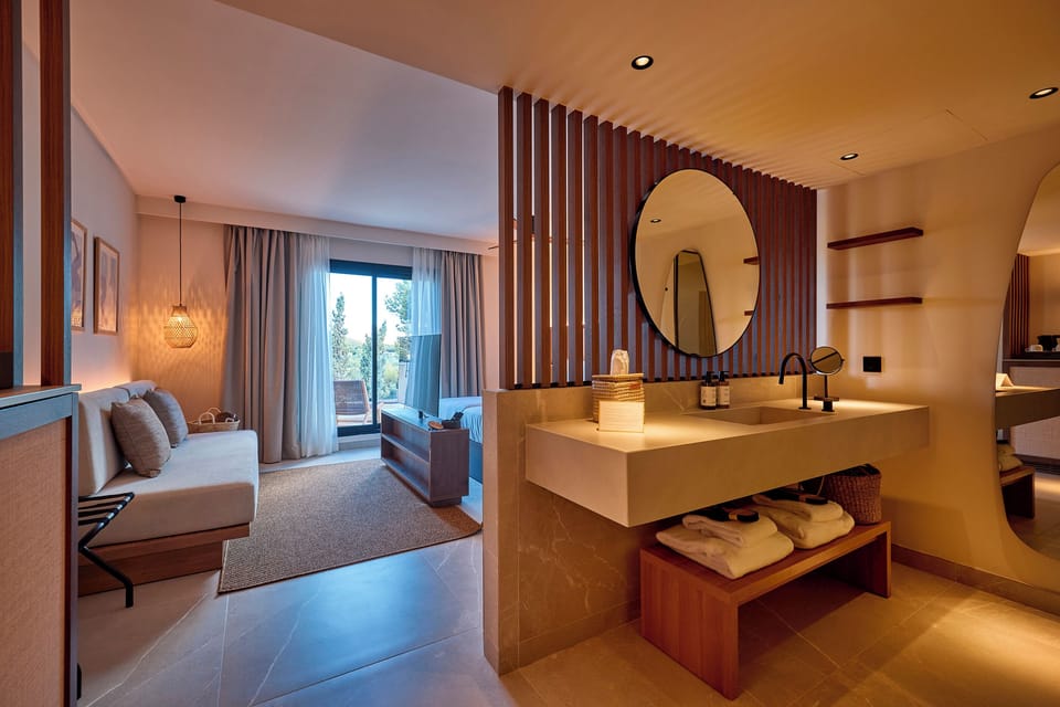 Minibar, WiFi (free), bed sheets