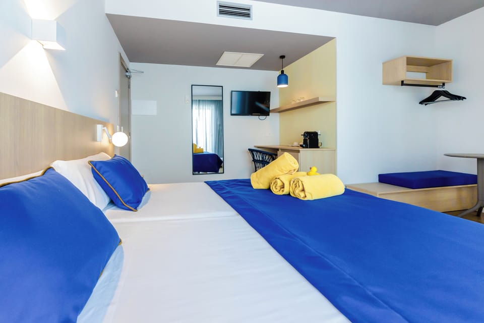 Triple Room, Hot Tub, Partial Ocean View | Minibar, desk, free WiFi, bed sheets