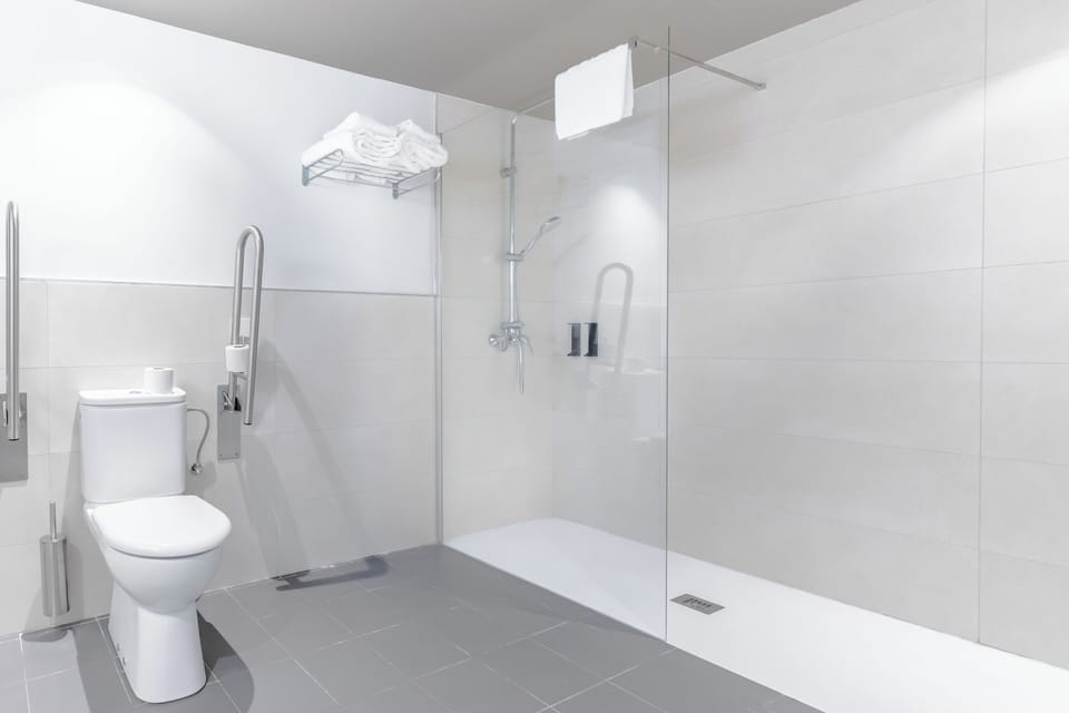 Economy Double Room, Ground Floor | Bathroom | Shower, free toiletries, hair dryer, towels