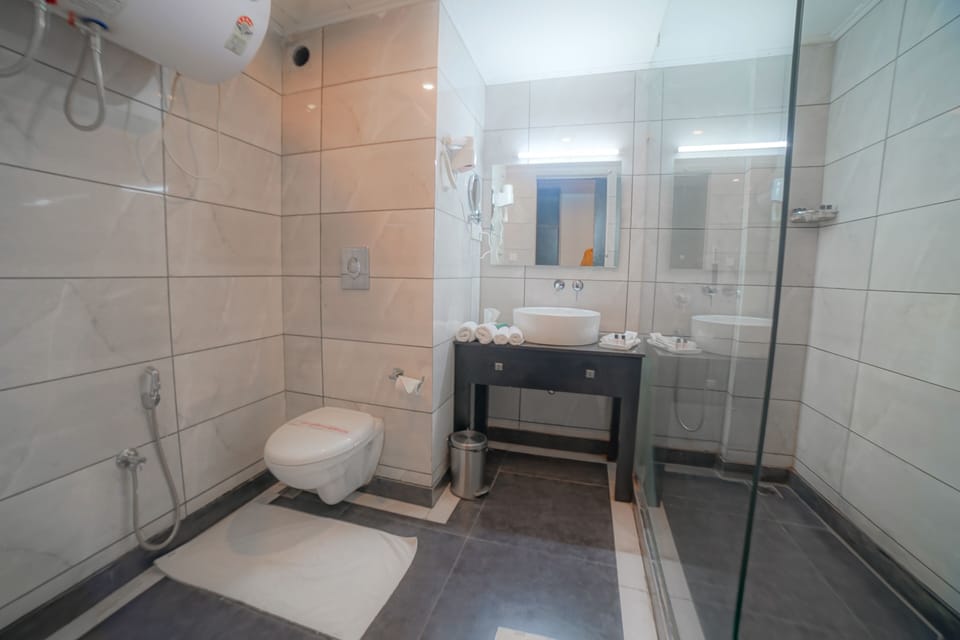 Luxury Suite | Bathroom | Shower, free toiletries, hair dryer (on request), towels