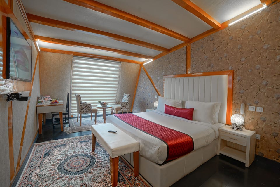 Executive Room | Premium bedding, minibar, desk, soundproofing
