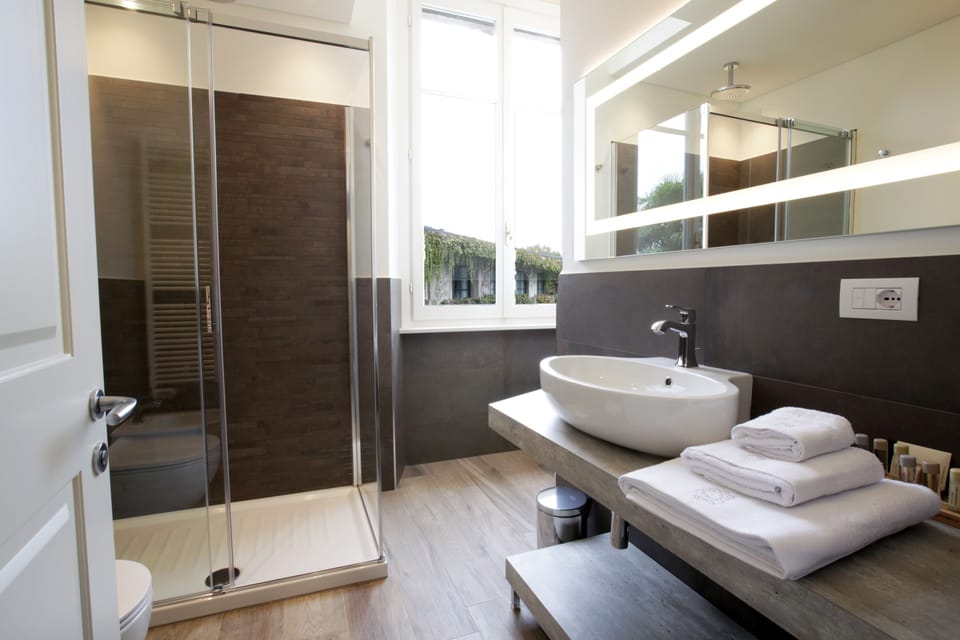 Shower, free toiletries, hair dryer, bidet