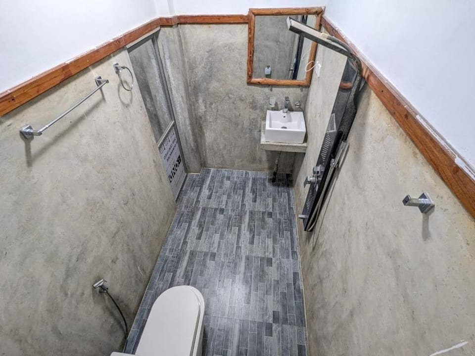 Family Room (2 Double Bed) | Bathroom | Shower, free toiletries, towels