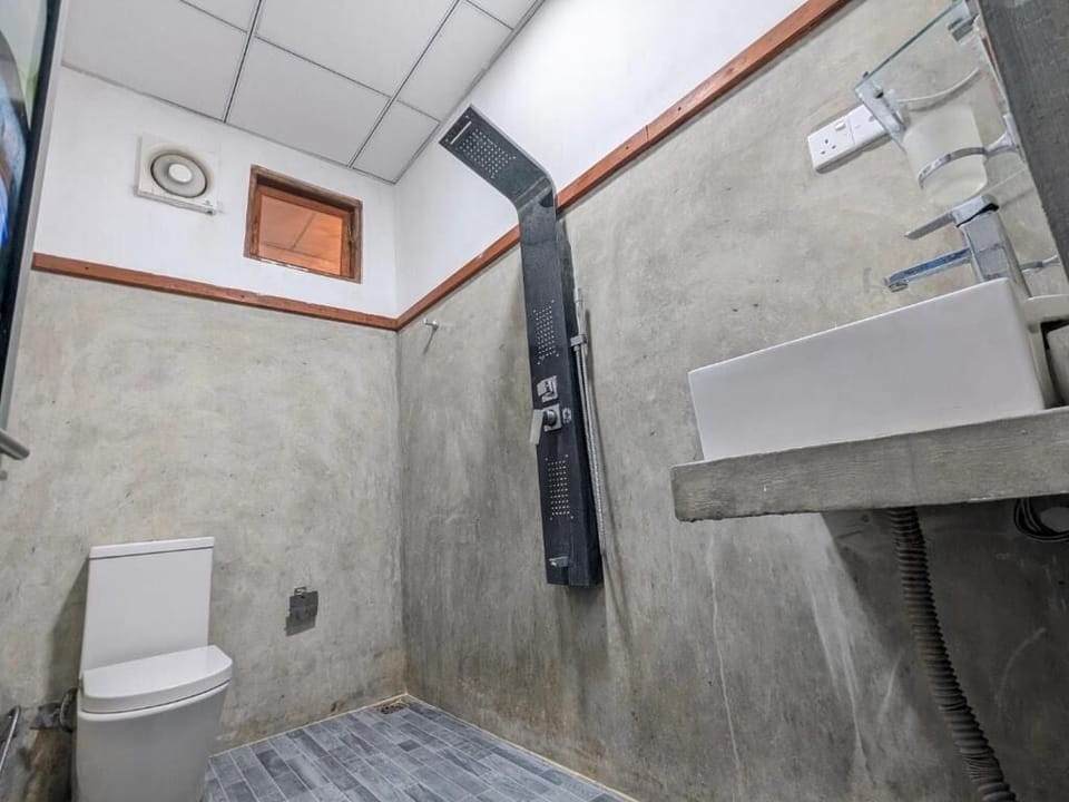 Family Room (2 Double Bed) | Bathroom | Shower, free toiletries, towels