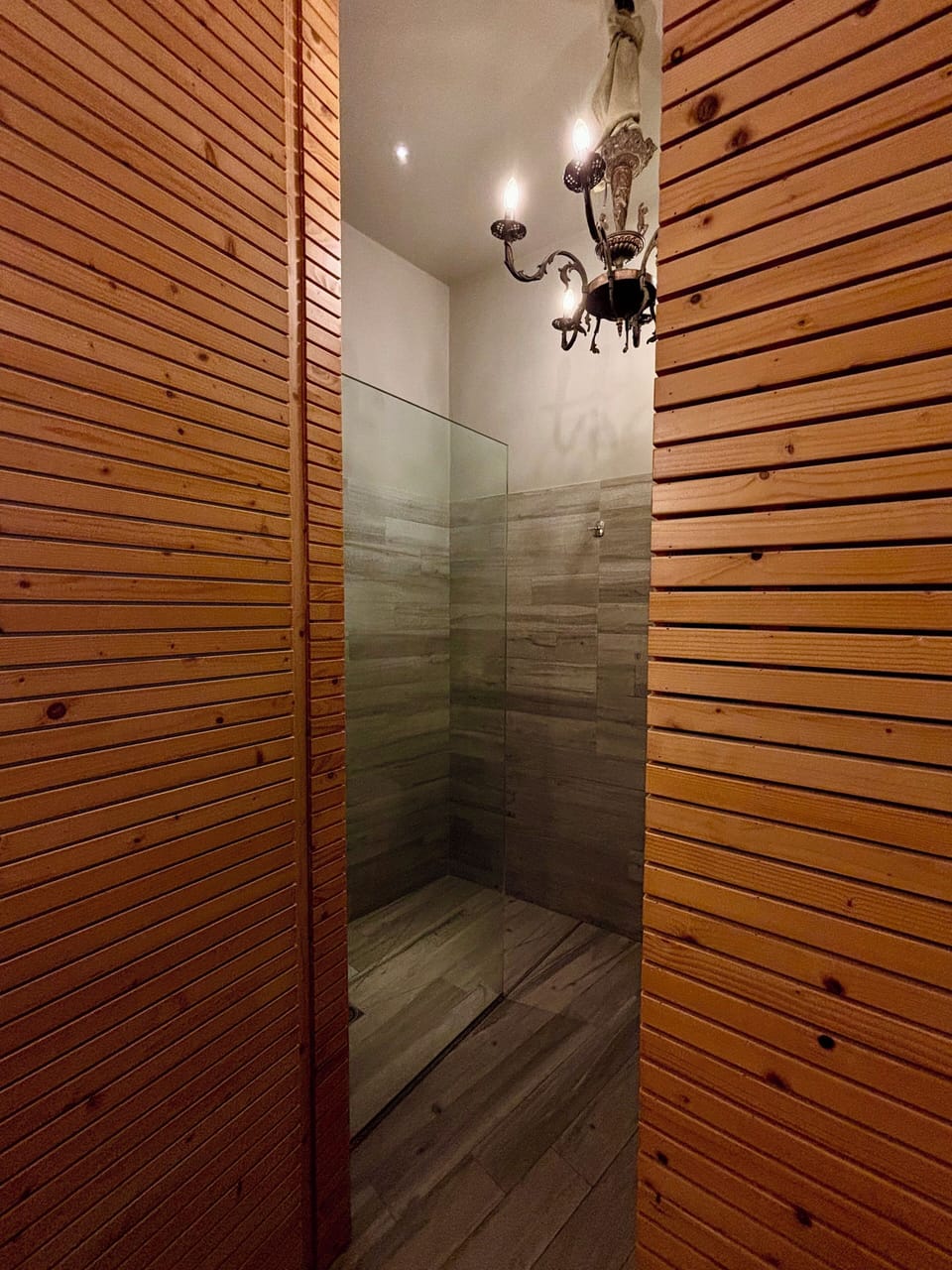 Comfort Double Room | Bathroom | Shower, rainfall showerhead, free toiletries, hair dryer