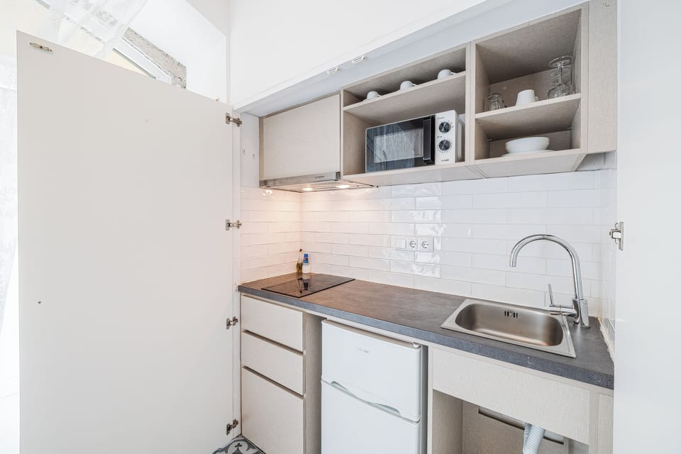 Classic Studio | Private kitchenette | Shared fridge, microwave, coffee/tea maker