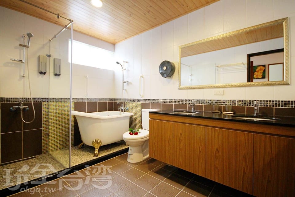 Separate tub and shower, deep soaking tub, free toiletries, hair dryer