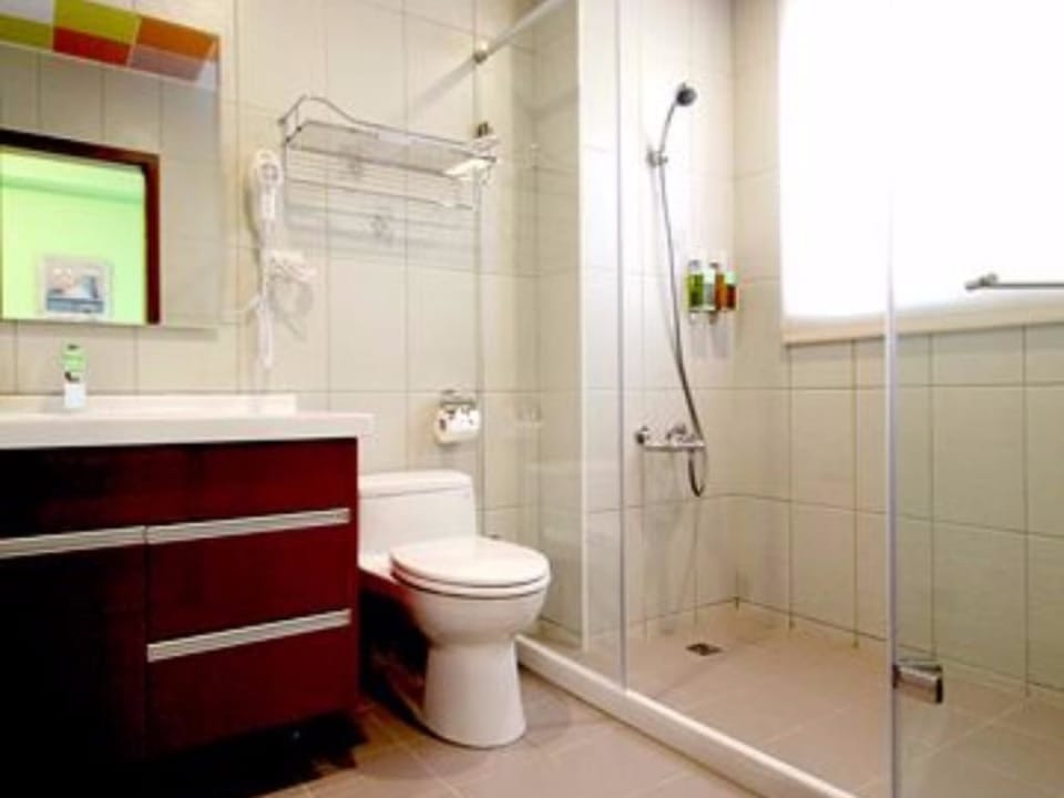 Double Room (Purple) | Bathroom | Shower, free toiletries, hair dryer, slippers