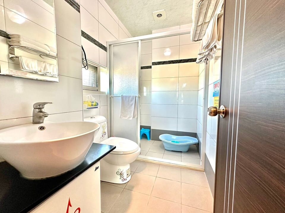 Family Quadruple Room | Bathroom | Shower, free toiletries, hair dryer, slippers