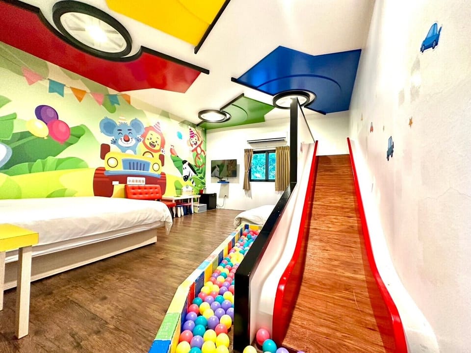 Family Suite | 1 bedroom, blackout drapes, soundproofing, free WiFi