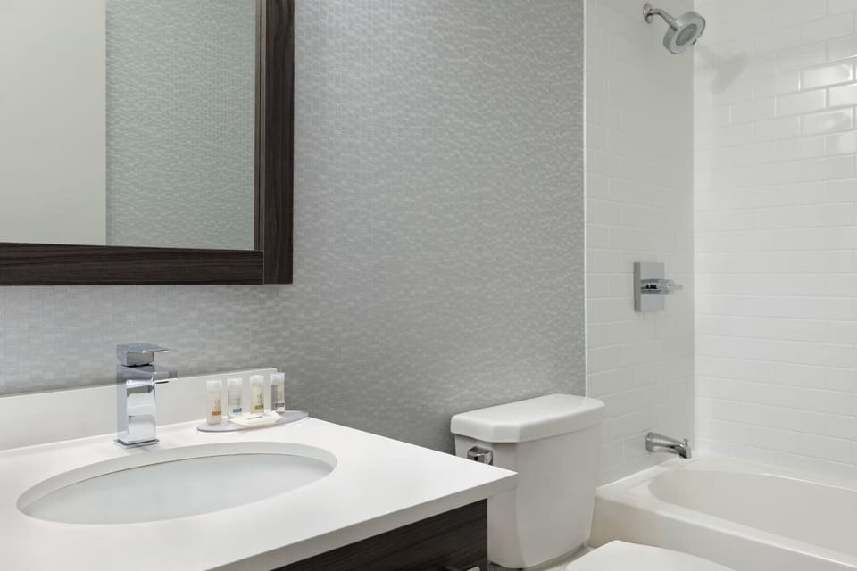 Combined shower/tub, free toiletries, hair dryer, towels