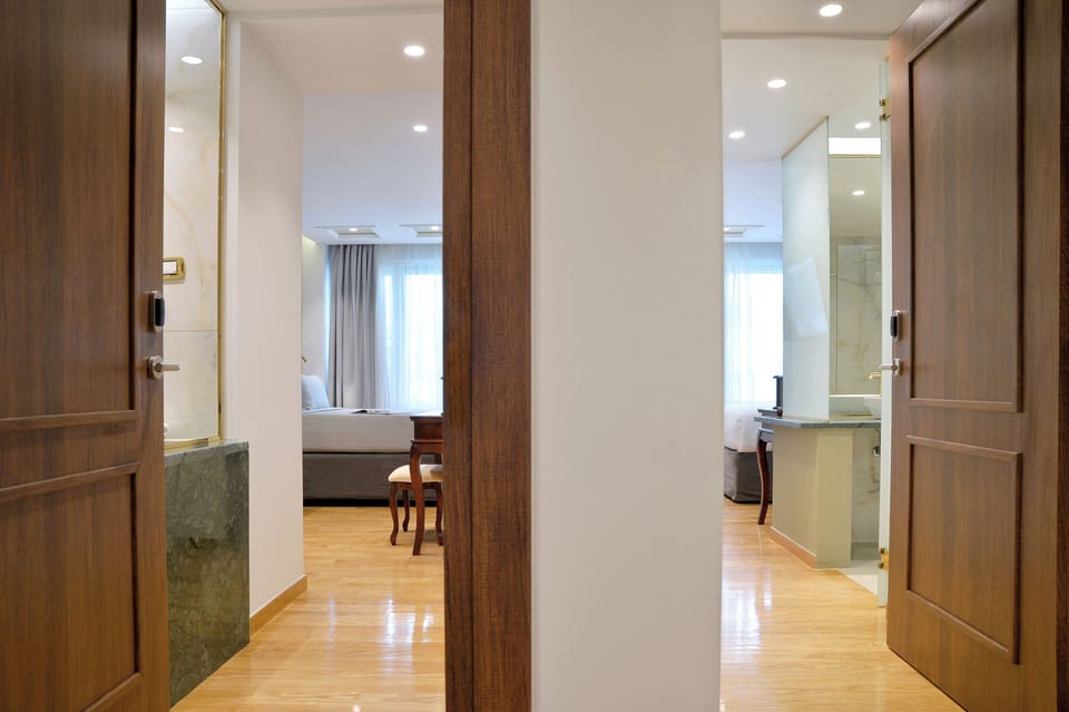 Deluxe Room | In-room safe, desk, blackout drapes, soundproofing