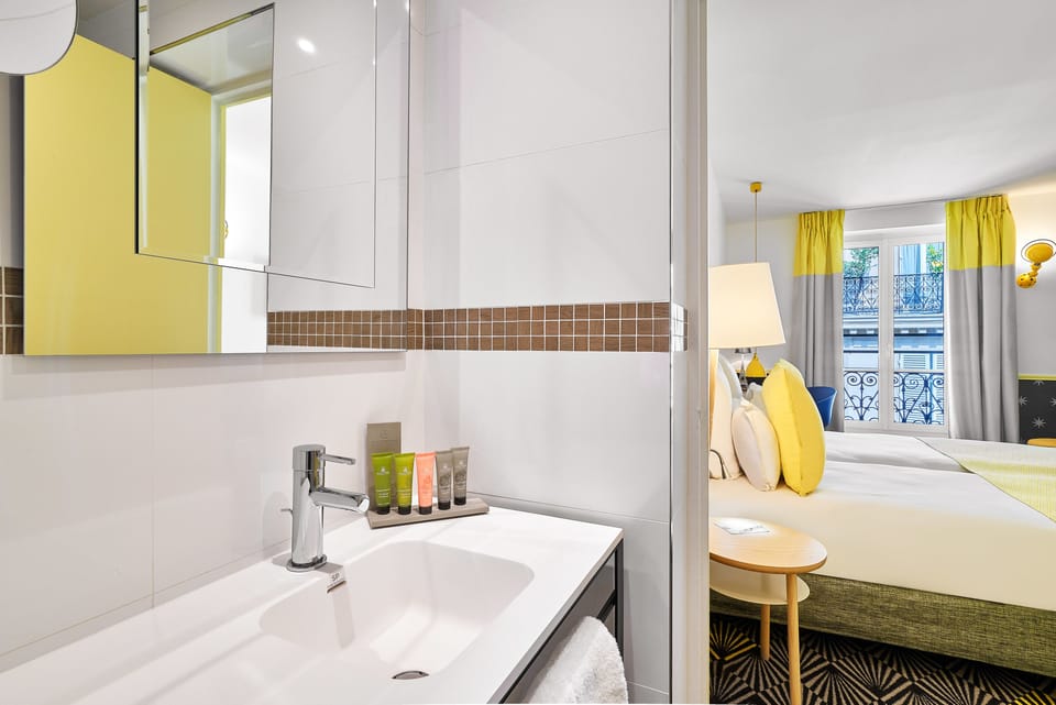 Room with Twin beds - Free soft minibar, Courtesy tray, Chromecast - Digital press | Bathroom | Free toiletries, hair dryer, towels