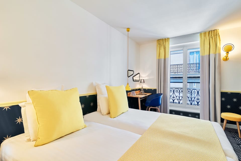 Room with Twin beds - Free soft minibar, Courtesy tray, Chromecast - Digital press | Minibar, in-room safe, desk, blackout drapes