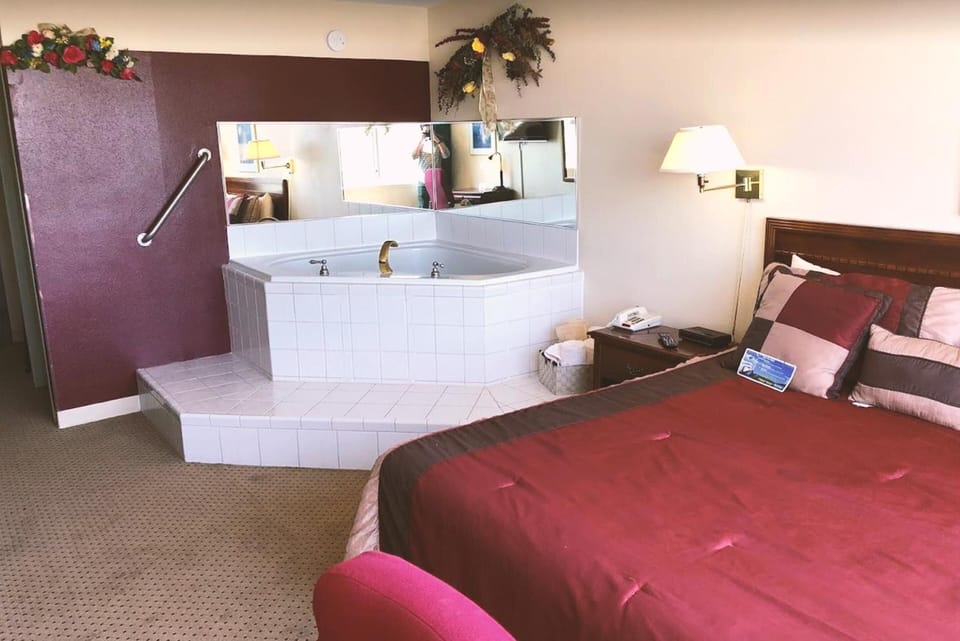 1 king Suite Spa Tub Non-Smoking | Blackout drapes, soundproofing, iron/ironing board, bed sheets