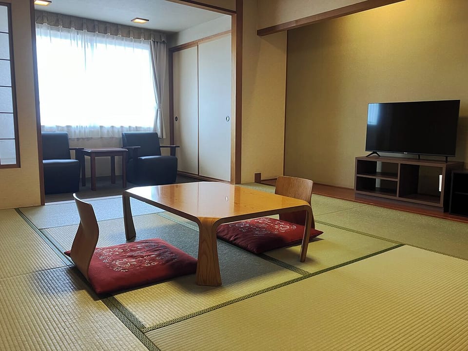 In-room safe, desk, bed sheets