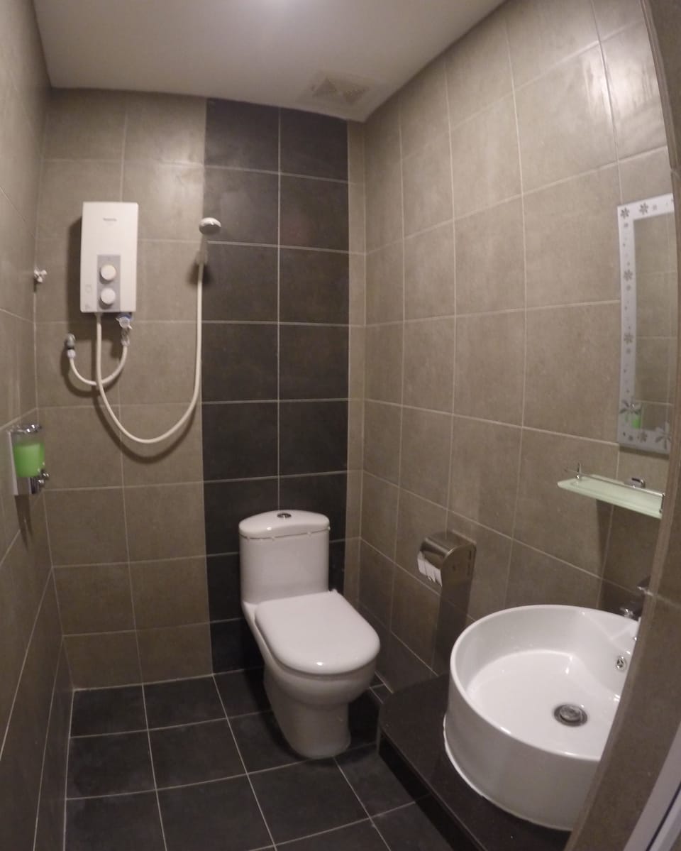 Shower, free toiletries, towels