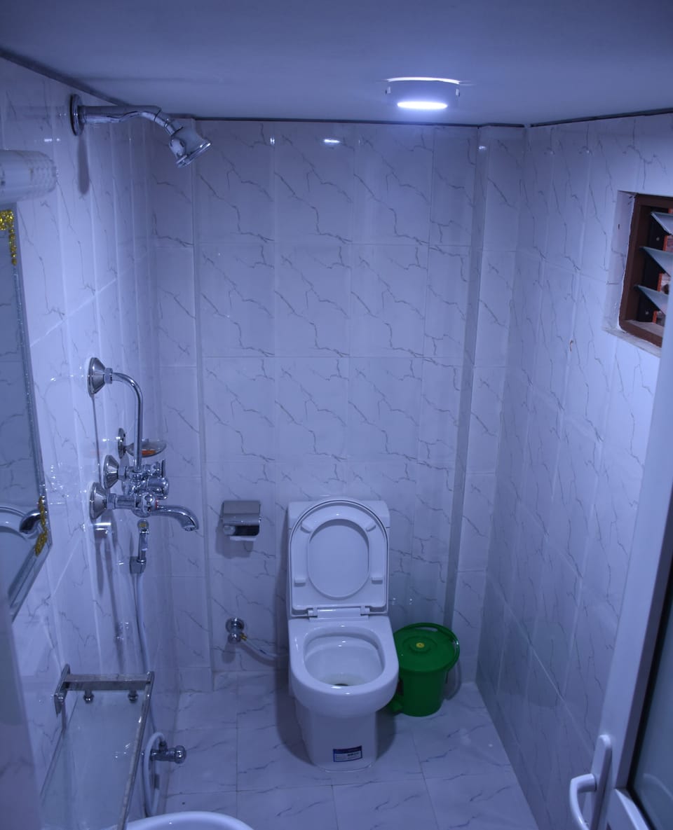 Shower, free toiletries, towels