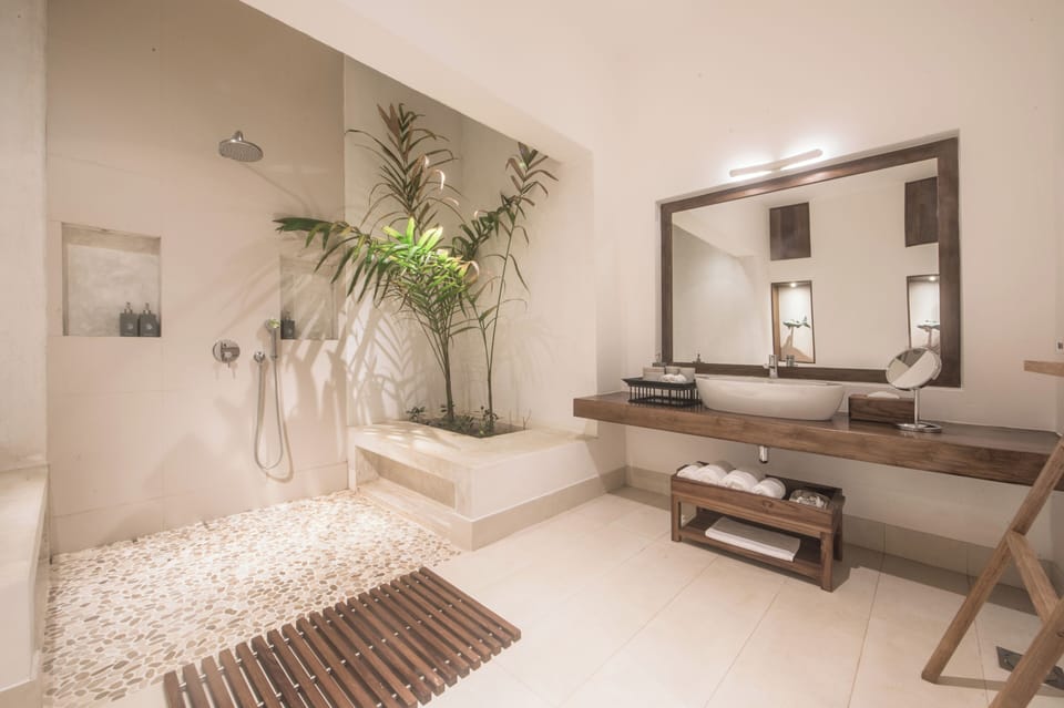 Oceanview Suite | Bathroom | Shower, rainfall showerhead, free toiletries, hair dryer
