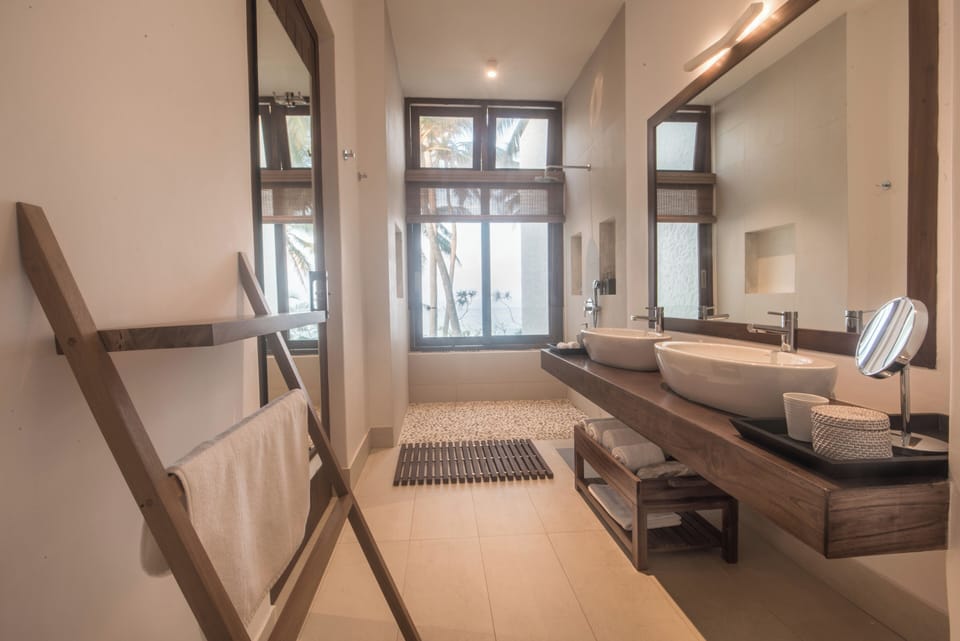 Oceanview Bedroom | Bathroom | Shower, rainfall showerhead, free toiletries, hair dryer