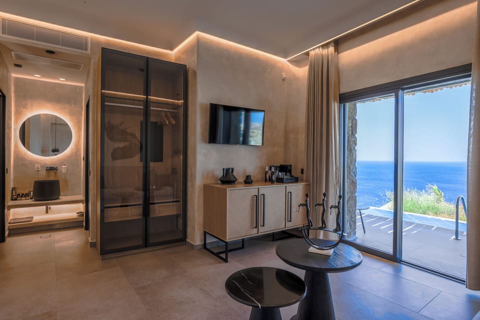 Majestic One Bedroom Villa with Private Pool and Panoramic Sea View | In-room safe, soundproofing, iron/ironing board (on request)