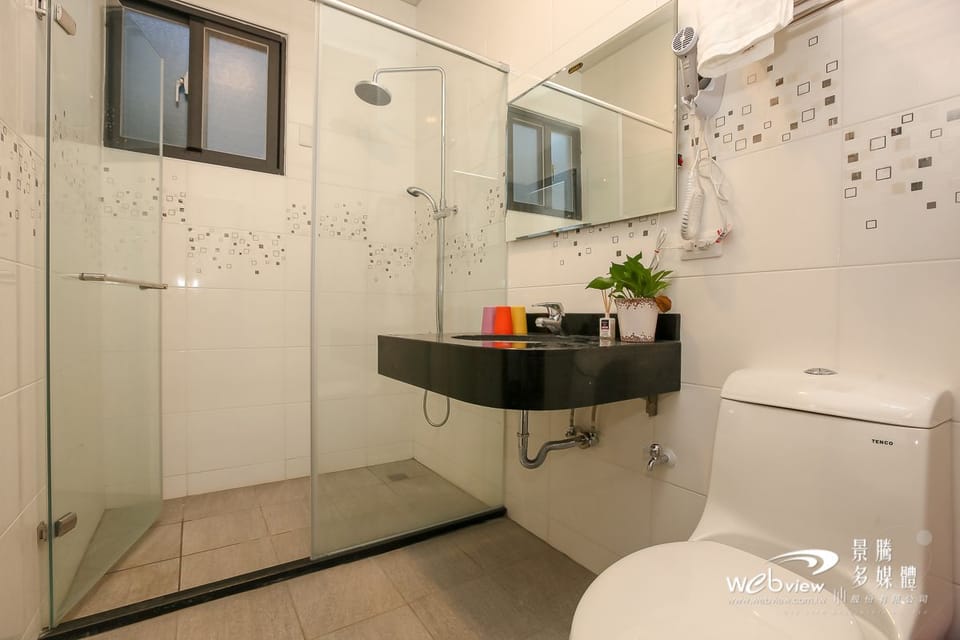 Quadruple Room | Bathroom | Shower, free toiletries, hair dryer, slippers