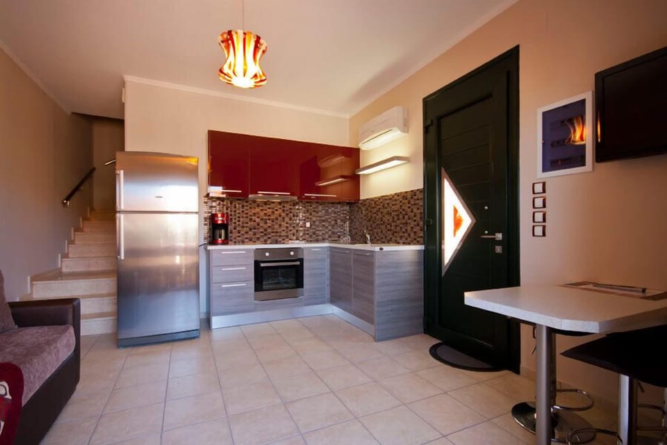 Maisonette with Jetted Tub | Private kitchen | Fridge, stovetop, coffee/tea maker, electric kettle