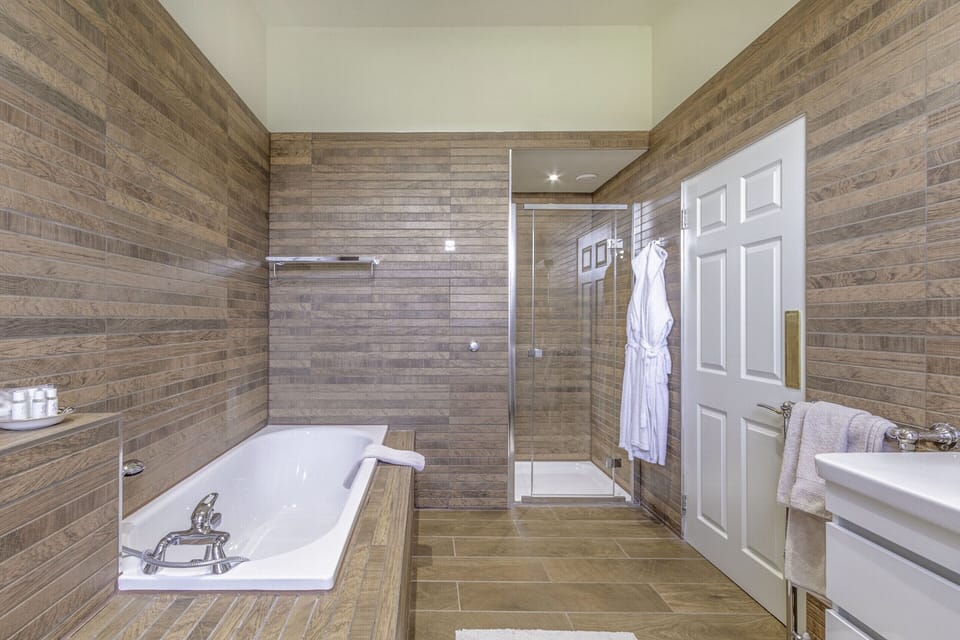 Deluxe Double Room, Ensuite | Bathroom | Designer toiletries, hair dryer, bathrobes, slippers