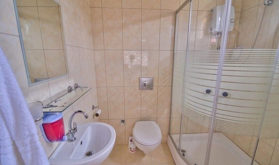Family Quadruple Room | Bathroom shower