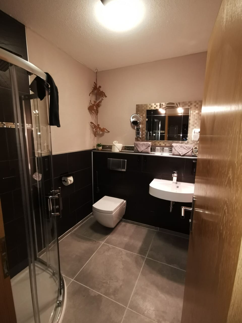 Comfort Double Room | Bathroom | Shower, free toiletries, hair dryer, towels