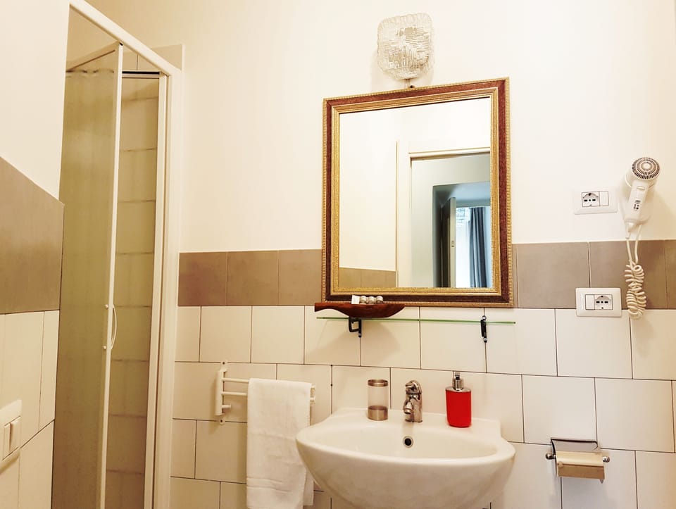 Comfort Triple Room, City View | Bathroom | Shower, free toiletries, hair dryer, bidet
