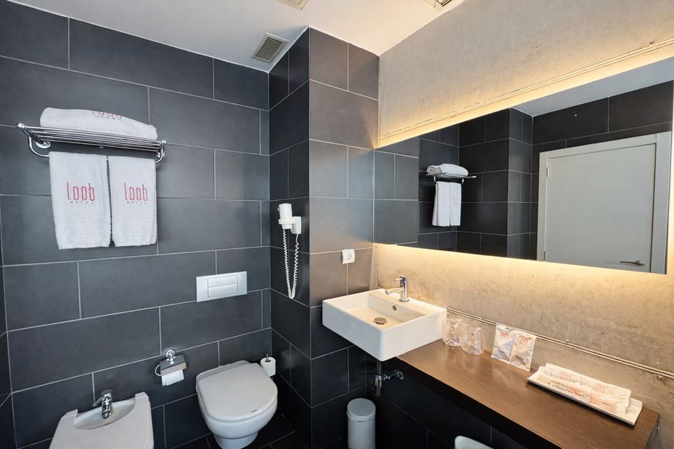 Separate tub and shower, jetted tub, free toiletries, hair dryer