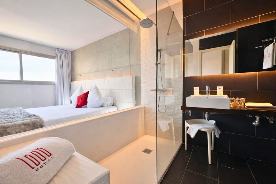 Double Room (Margarita) | Bathroom | Separate tub and shower, jetted tub, free toiletries, hair dryer