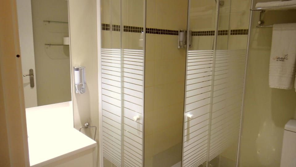Shower, free toiletries, hair dryer, bidet