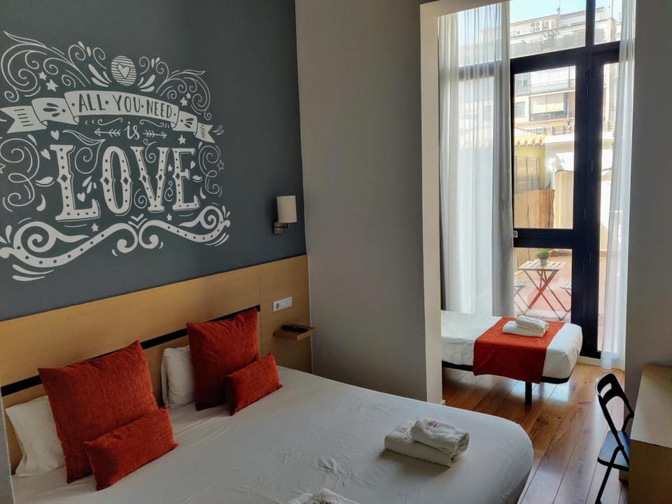 Deluxe Double Room, Terrace (3 adultos) | Desk, soundproofing, iron/ironing board, free WiFi