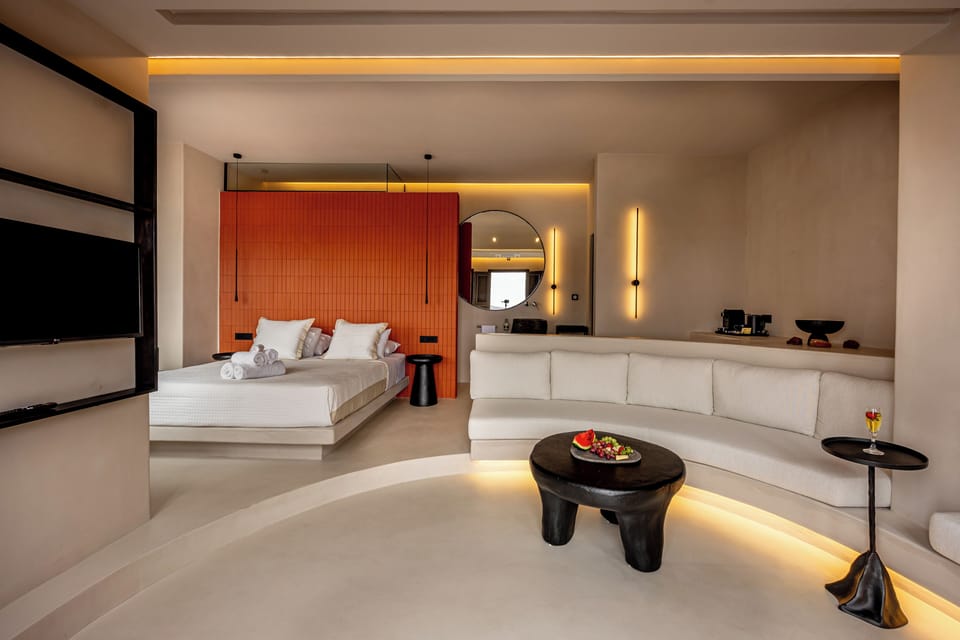 Junior Studio Suite | In-room safe, desk, laptop workspace, soundproofing