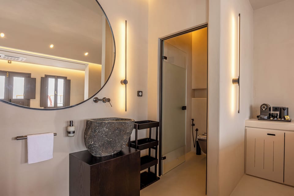 Junior Studio Suite | Bathroom | Shower, rainfall showerhead, free toiletries, hair dryer