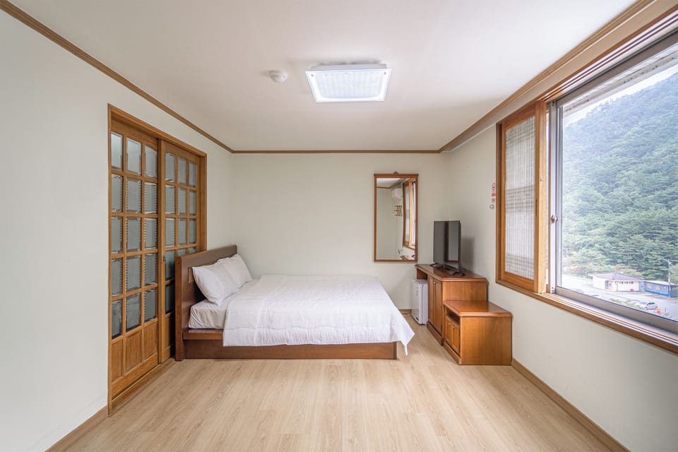 R03) Bed Room for 4 people (No Kitchenette) | Premium bedding, free WiFi