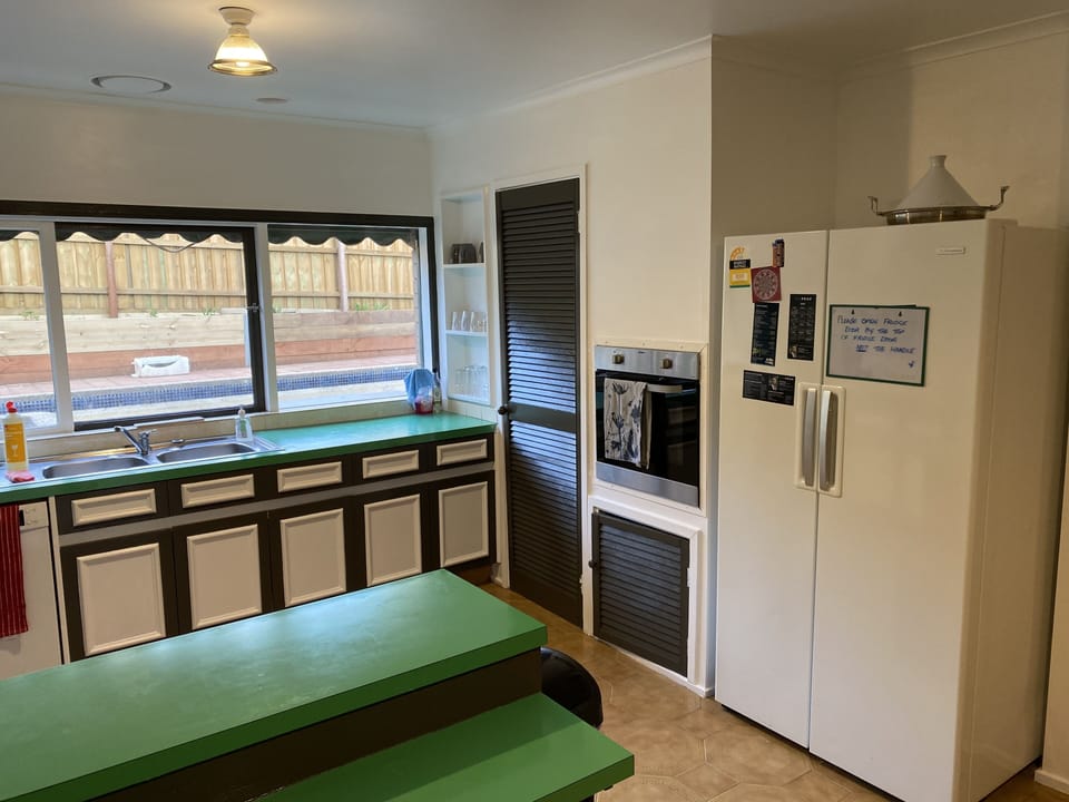 Full-size fridge, microwave, oven, stovetop