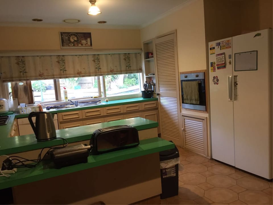 Full-size fridge, microwave, oven, stovetop