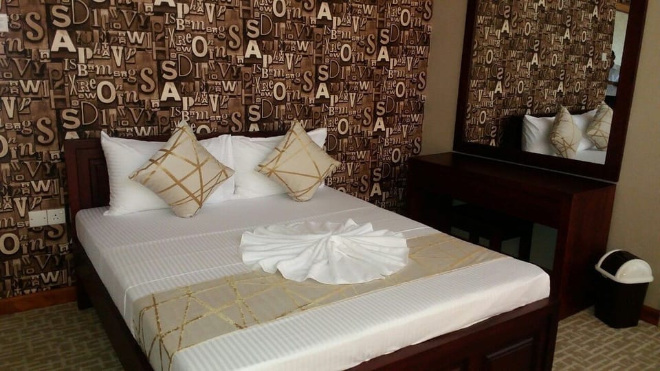 Deluxe Suite, 1 Bedroom, Accessible, City View | 1 bedroom, minibar, in-room safe, desk