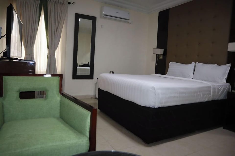 Standard Room | In-room safe, desk, laptop workspace, soundproofing