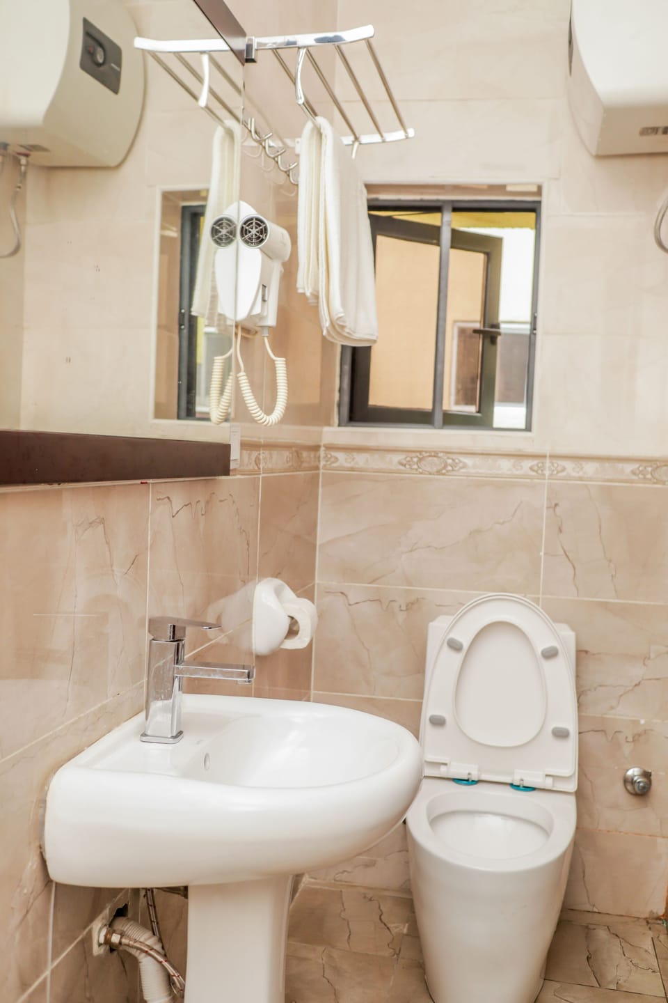 Family Room | Bathroom | Deep soaking tub, rainfall showerhead, free toiletries, towels