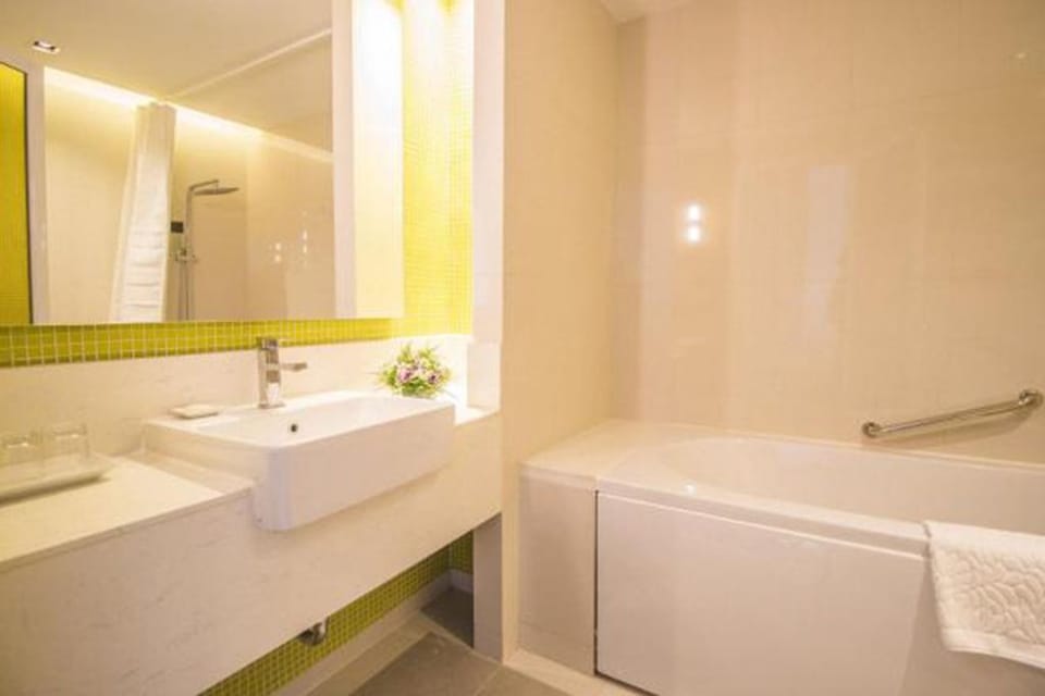 Deluxe Twin Room | Bathroom | Shower, free toiletries, hair dryer, bathrobes