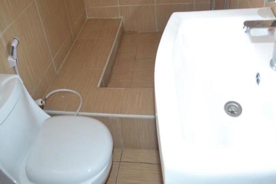 Executive Studio, 1 King Bed | Bathroom | Shower, free toiletries, towels
