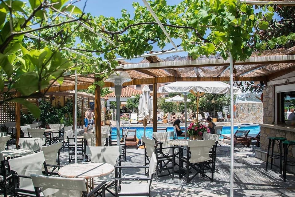 Outdoor pool, pool umbrellas, sun loungers