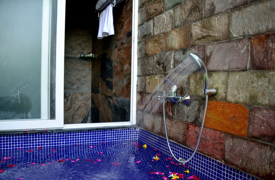 Patang cottage with open to sky hot tub | Bathroom | Shower, rainfall showerhead, free toiletries, towels